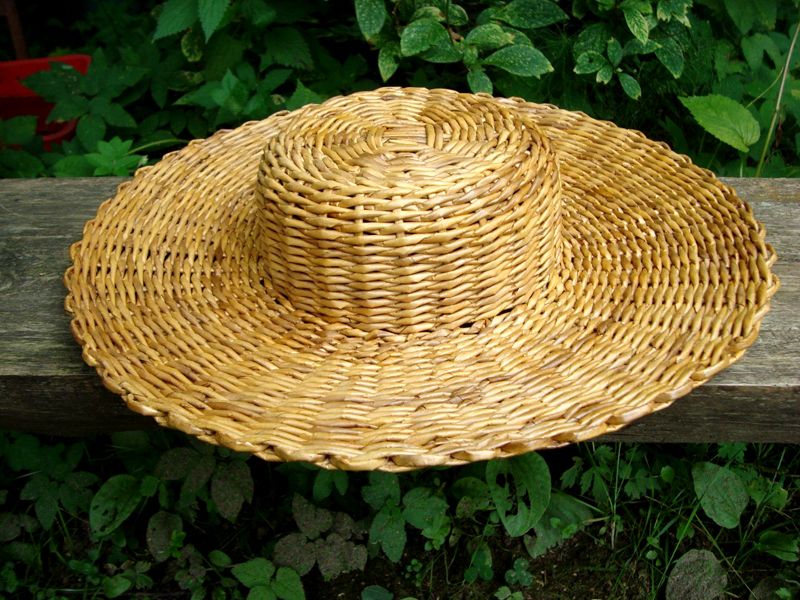 Можно декорировать щляпку искусственным цветком, широкой лентой и бантом Можно декорировать щляпку искусственным цветком, широкой лентой и бантом