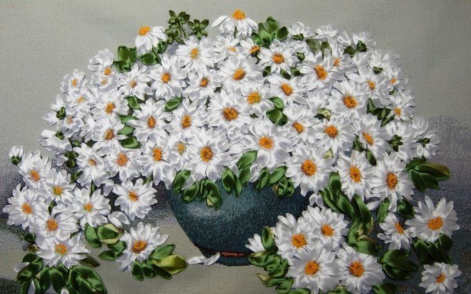 вышитые ленточками ромашки