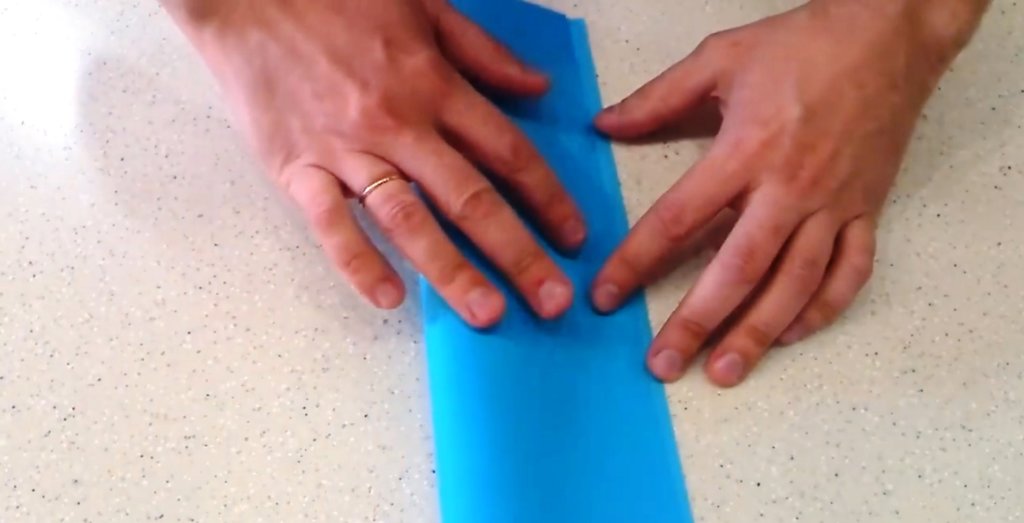 Как сделать самолет из бумаги на 100 метров полета согнуть лист в два раза и прогладить