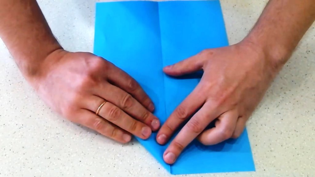 клевый самолет из бумаги на 100 метров полета загнуть края бумаги к центру