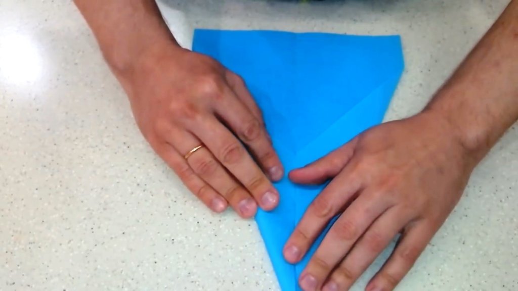 Как сделать самолет из бумаги на 400 метров полета бесконечно сгибаем и ровняем для симметрии наш самолет