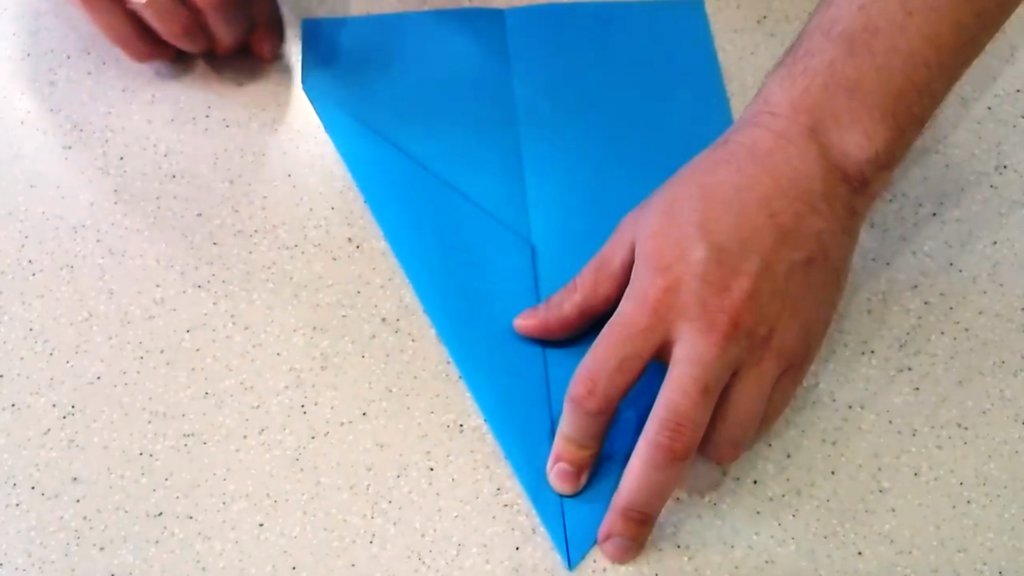 крутой самолет из бумаги на 100 метров полета еще раз загнуть нос самолета