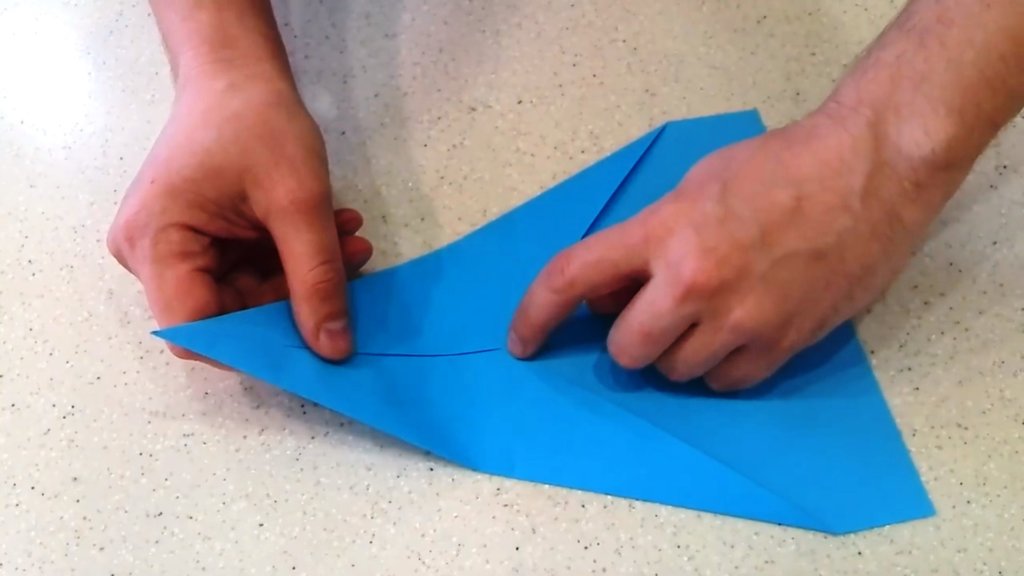 Как сделать самолет из бумаги на 100 метров полета согнуть самолет пополам по центру