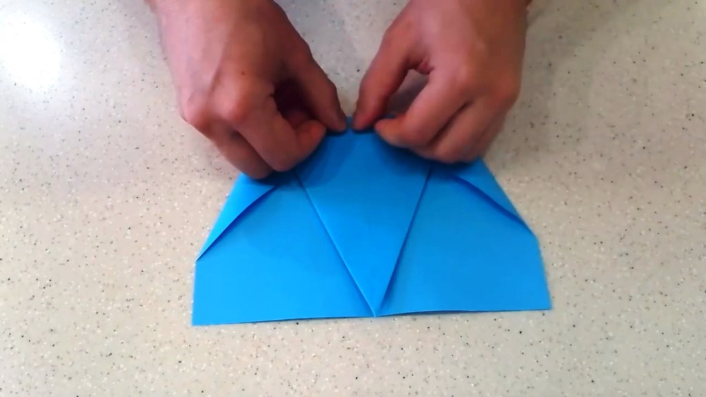 красивый самолет из бумаги на 100 метров полета загнуть другую часть самолета из бумаги