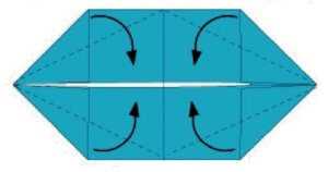 косые загибы по углам заготовки для лодки делаем аккуратно и симметрично делаем дополнительные загибы бумаги по косой