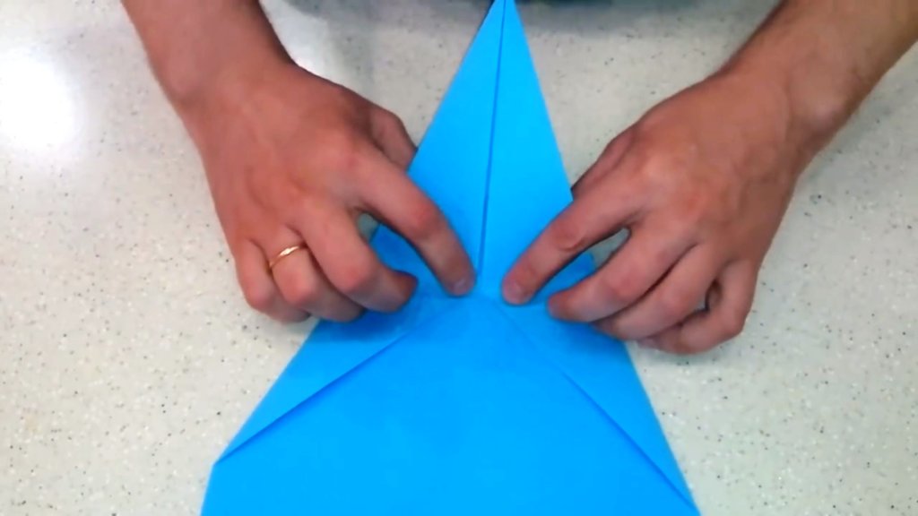 Как сделать самолет из бумаги на 600 метров полета опять гнуть и гладить