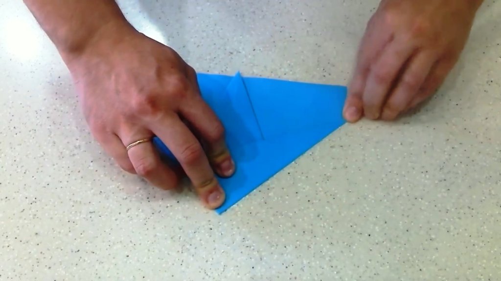 Как сделать самолет из бумаги долго летящий на 100 метров полета сгибаем самолет до конца