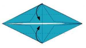 уголки заготовки складываем к центру лодки из бумаги верхний и нижний углы ромба заводим внутрь