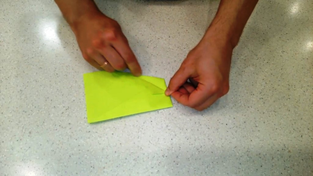 Как сделать самолет из бумаги на 100 метров полета загнуть края бумаги внутрь самолета из бумаги