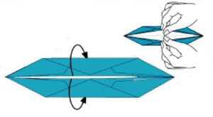аккуратно с двух сторон тянем за внутренние концы бумаги лодочки разворачиваем двумя руками концы листа изнутри