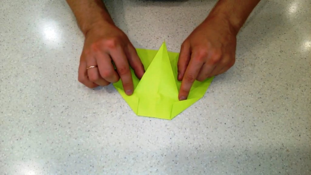 Как сделать самолет из бумаги на 100 метров полета загнуть нос в обратную сторону