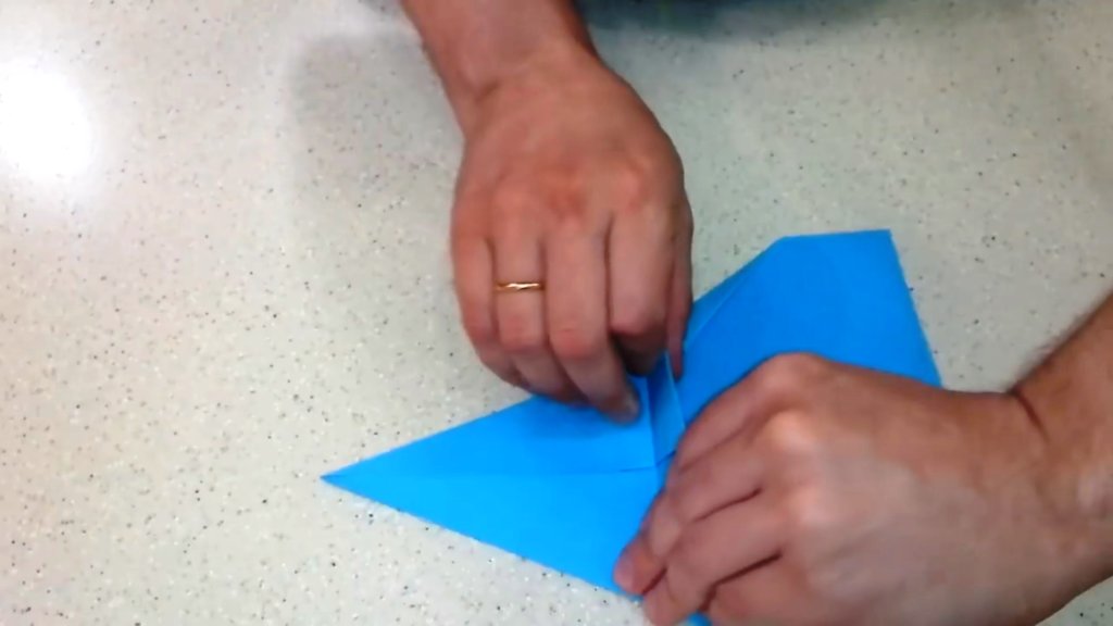 Как сделать самолет из бумаги на 900 метров полета продолжаем беспощадно гнуть бумагу в дулю