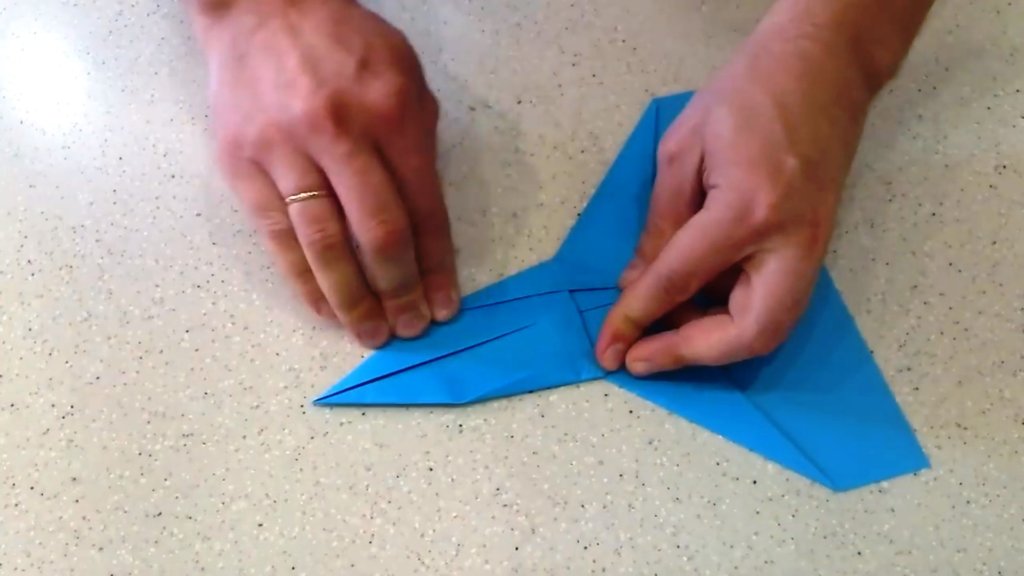Как сделать самолет из бумаги на 100 метров полета ровняем и приглаживаем наш самолетик