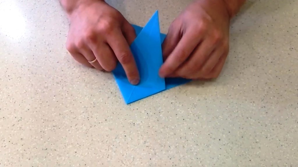 Как самому сделать самолет из бумаги на 100 метров полета опять гнем и ровняем самолет