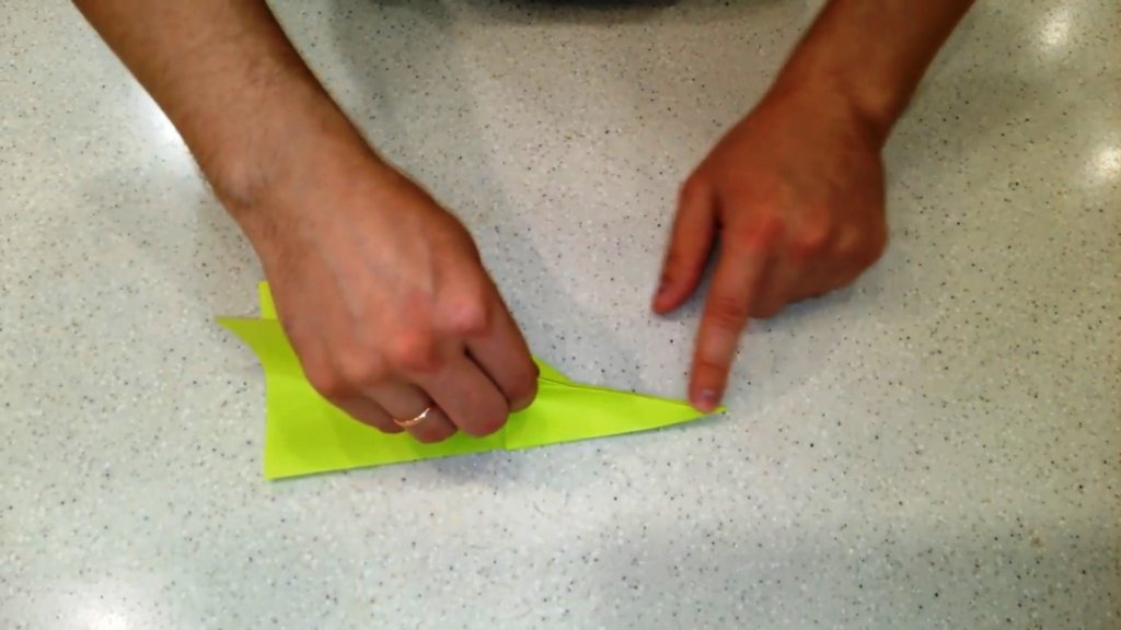 Как сделать самолет из бумаги на 100 метров полета выгладить нос самолетика