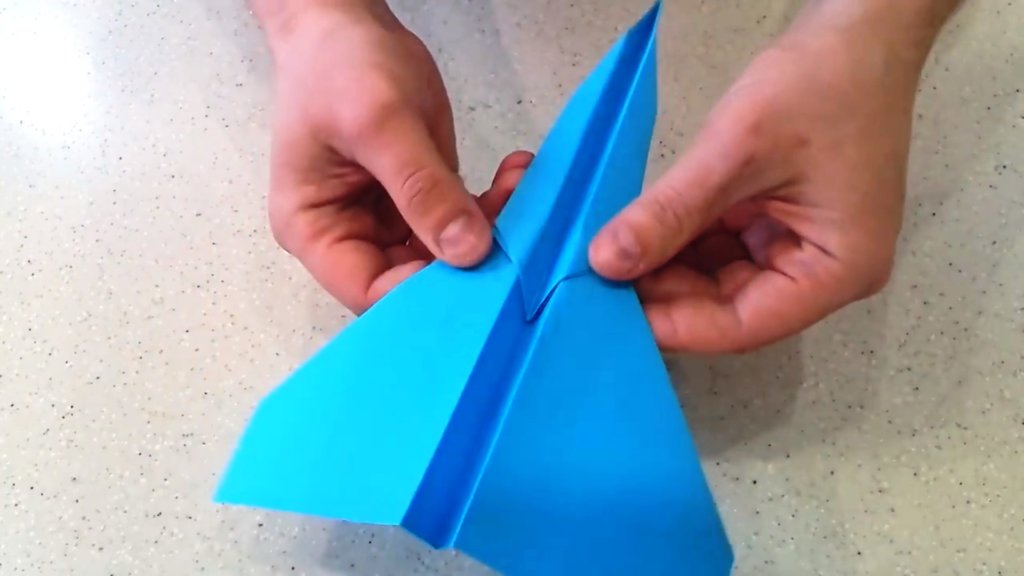 Как сделать самолет из бумаги на 1000 метров полета планер почти готов