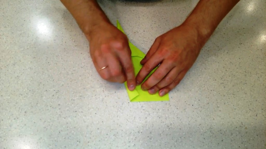 Как сделать самолет из бумаги на 100 метров полета загнуть хвост вбок