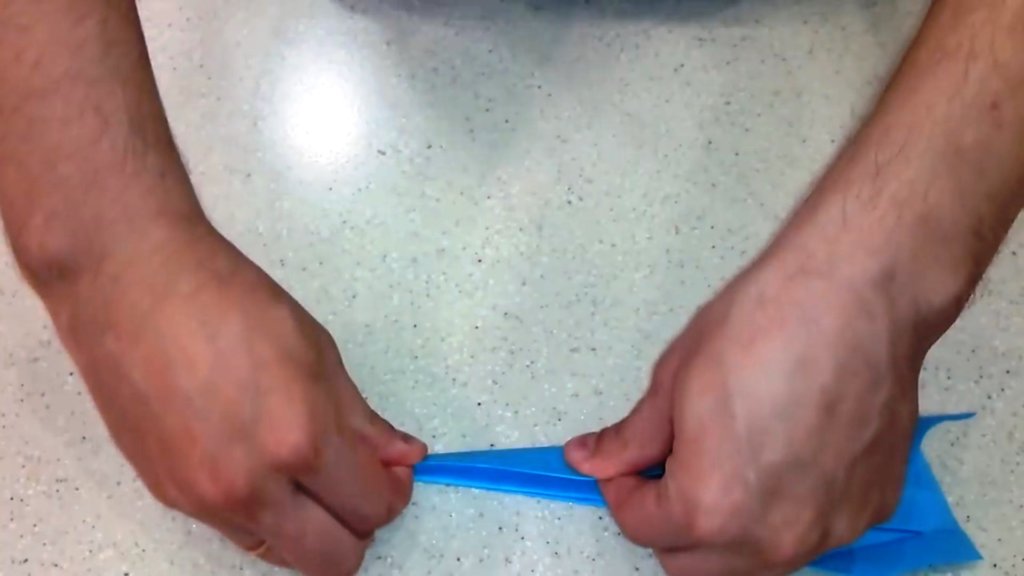 Как сделать самолет из бумаги на 1200 метров полета загнуть крылья как на фото