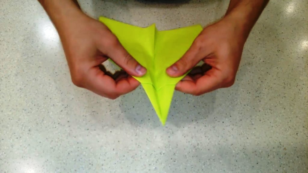 Как сделать самолет из бумаги на 100 метров полета выгнуть хвост на верх самолета из бумаги