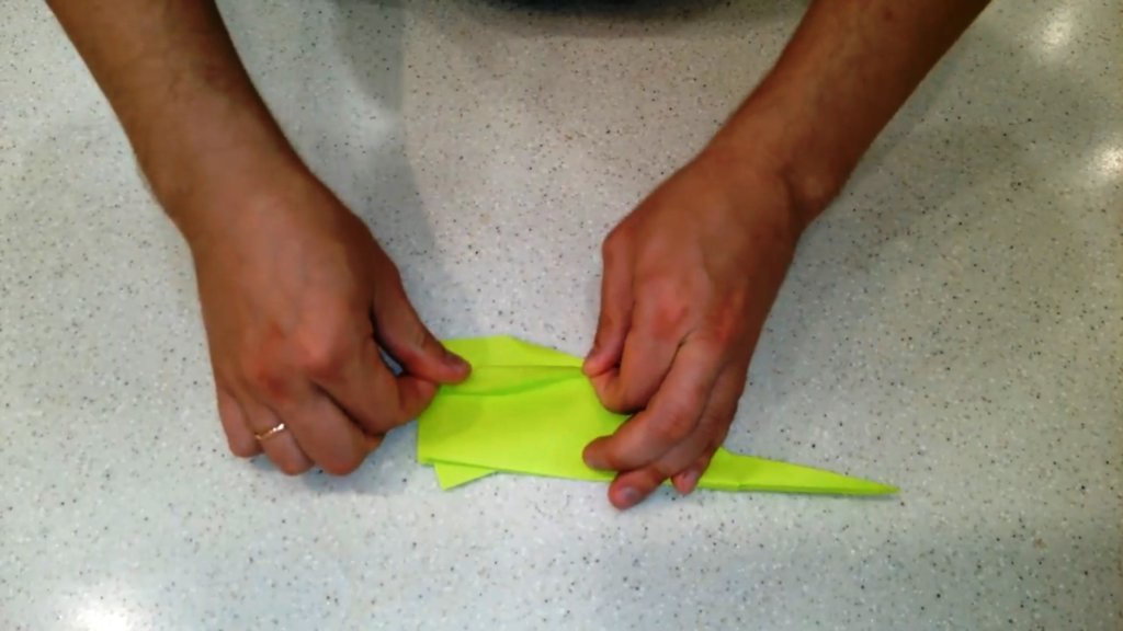 Как сделать самолет из бумаги на 100 метров полета самостоятельно загнуть стабилизаторы самолета