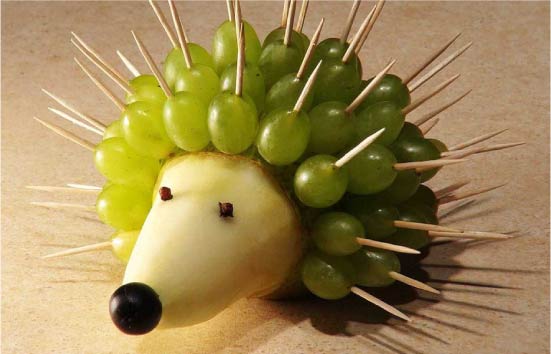 Ежик из груши и винограда
