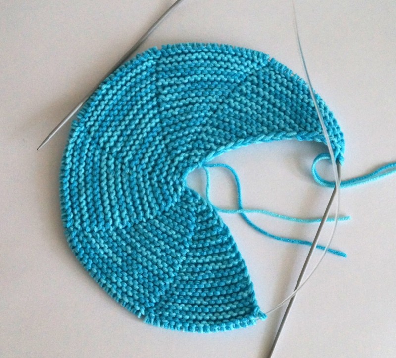 Как вязать платочную вязку по схемам круговыми и обычными спицами для начинающих