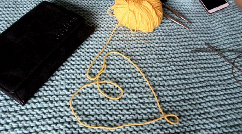 Как вязать платочную вязку по схемам круговыми и обычными спицами для начинающих