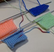 Как вязать платочную вязку по схемам круговыми и обычными спицами для начинающих