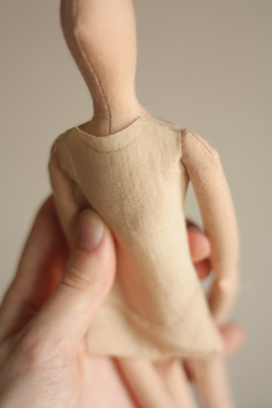 Надеваем выкройку на куклу