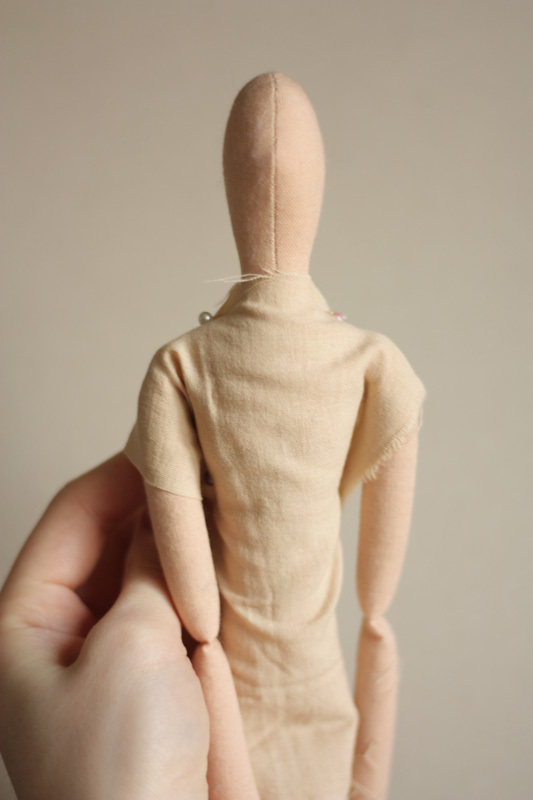 Обтачиваем тканью куклу