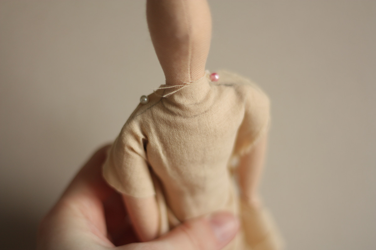 Обводим линии карандашом