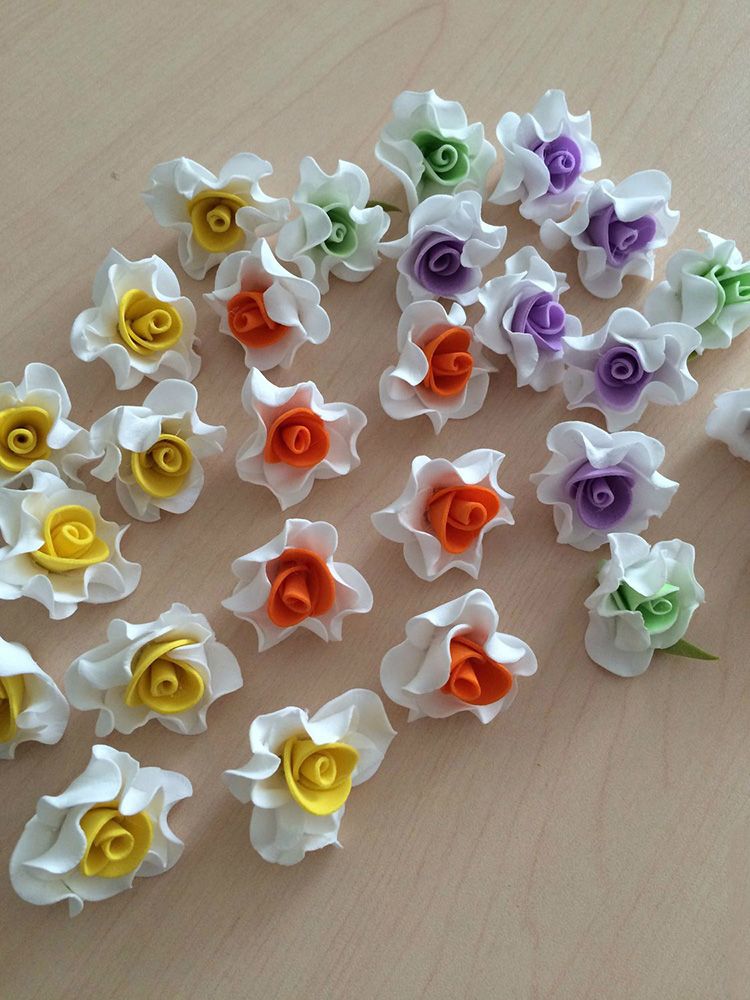 Россыпь из цветов может стать частью пляса невесты или украшением платья её подружек