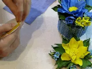 Оживляем цветы с помощью фоамирана: что это такое, и как материал используется для рукоделия