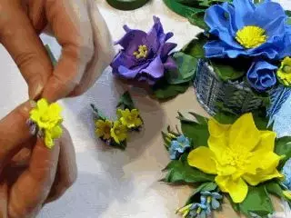 Оживляем цветы с помощью фоамирана: что это такое, и как материал используется для рукоделия