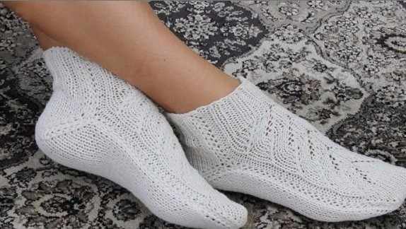 Носки с красивым узором Короткие носки на двух спицах