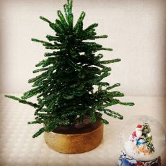 Новогодние елочки из бисера своими руками