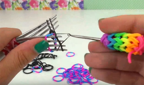  Что можно сплести из резинок: новые техники плетения в фото и видеоинструкциях