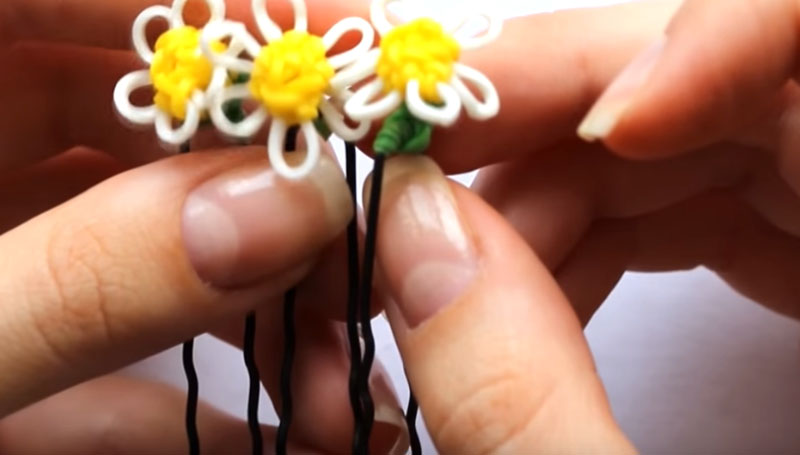 Готовую ромашку закрепить на шпильке или заколке