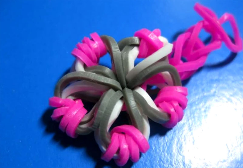 Сплести из резинок фиолетового цвета цепочку