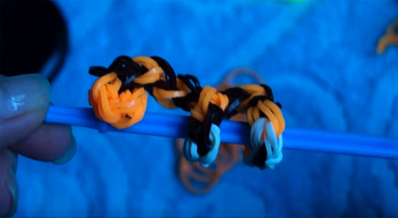 Для придания декоративной формы необходимо сложить поделку пополам и закрепить с помощью резиночек