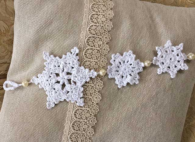 украшение из снежинок