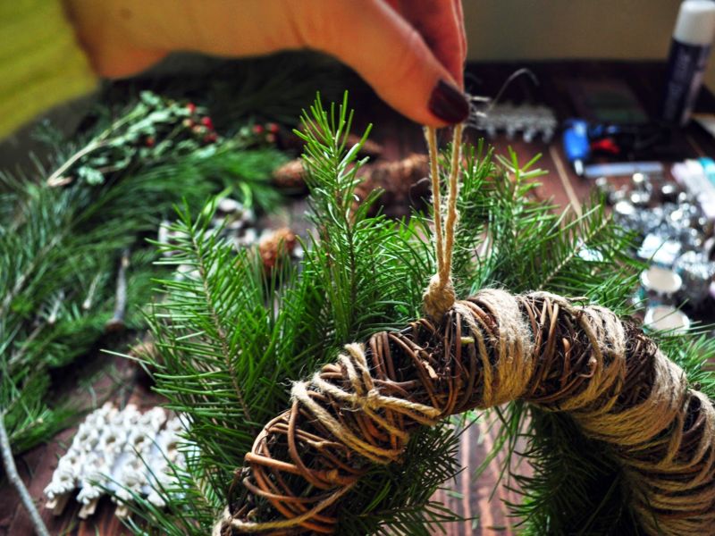 Новогодний венок своими руками. 12 мастер-классов по изготовлению венков в домашних условиях этап 37 Новогодний венок своими руками. 12 мастер-классов по изготовлению венков в домашних условиях этап 37