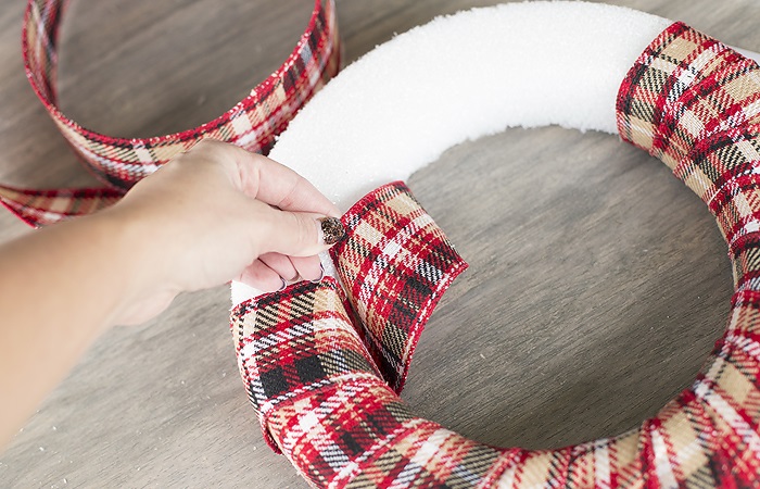 Новогодний венок своими руками. 12 мастер-классов по изготовлению венков в домашних условиях этап 25 Новогодний венок своими руками. 12 мастер-классов по изготовлению венков в домашних условиях этап 25