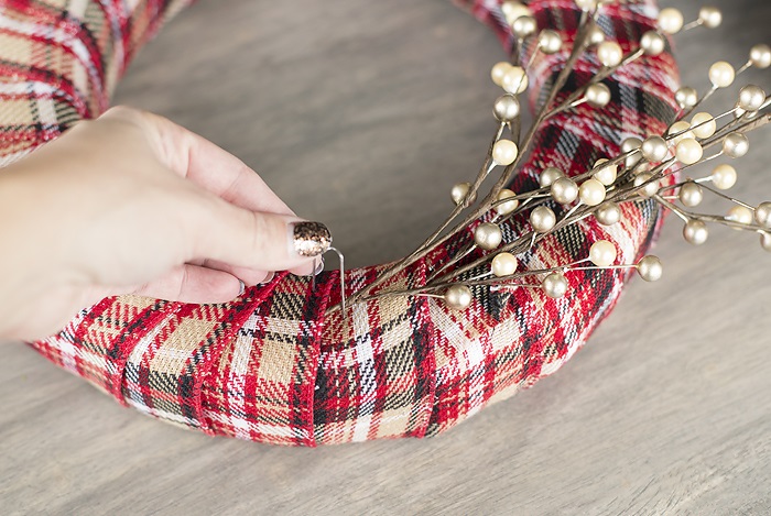 Новогодний венок своими руками. 12 мастер-классов по изготовлению венков в домашних условиях этап 28 Новогодний венок своими руками. 12 мастер-классов по изготовлению венков в домашних условиях этап 28