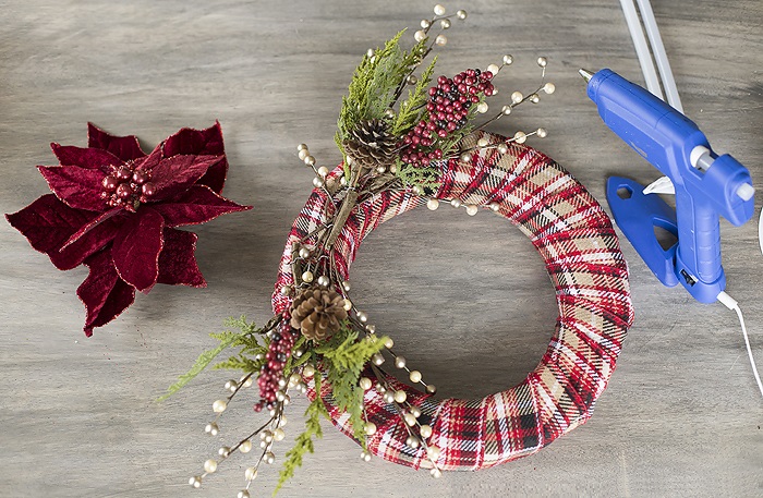 Новогодний венок своими руками. 12 мастер-классов по изготовлению венков в домашних условиях этап 29 Новогодний венок своими руками. 12 мастер-классов по изготовлению венков в домашних условиях этап 29