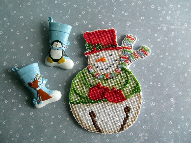 Готовую фигурку аккуратно вырезаем по контуру