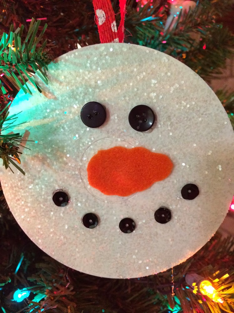 Диск – хорошая заготовка для снеговика