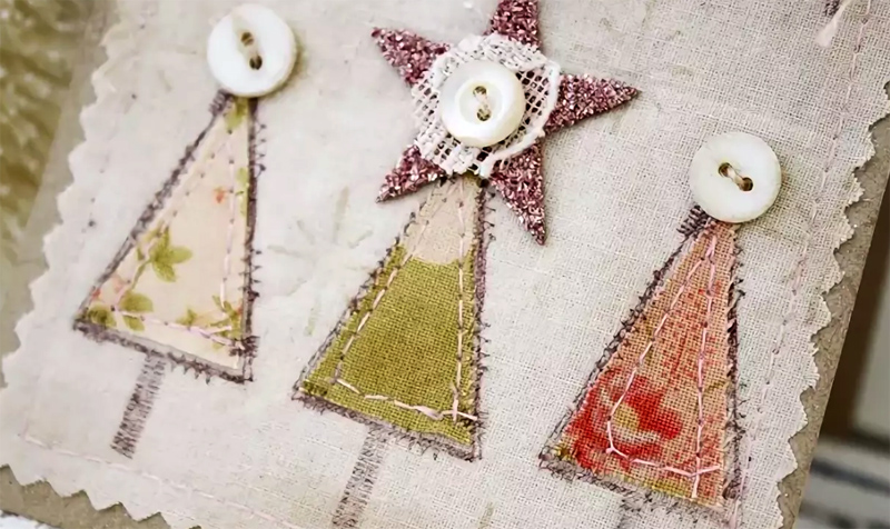 Поделка в технике скрапбукинг: основные детали пришиты к картону машинным стежком и украшены пуговками Поделка в технике скрапбукинг: основные детали пришиты к картону машинным стежком и украшены пуговками