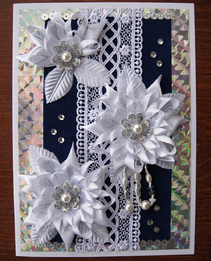 Из ленточек можно сформировать белоснежные цветочки-снежинки, которые выигрышно будут смотреться на фоне картона тёмно-синего цвета Из ленточек можно сформировать белоснежные цветочки-снежинки, которые выигрышно будут смотреться на фоне картона тёмно-синего цвета