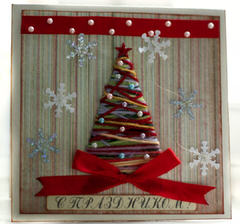 Вырезать конус, обмотать его разноцветными ниточками, приклеить к основе и украсить бусинками и снежинками Вырезать конус, обмотать его разноцветными ниточками, приклеить к основе и украсить бусинками и снежинками